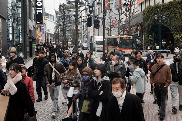 2月17日,日本东京涩谷购物区,游客在街头漫步。 IC Photo