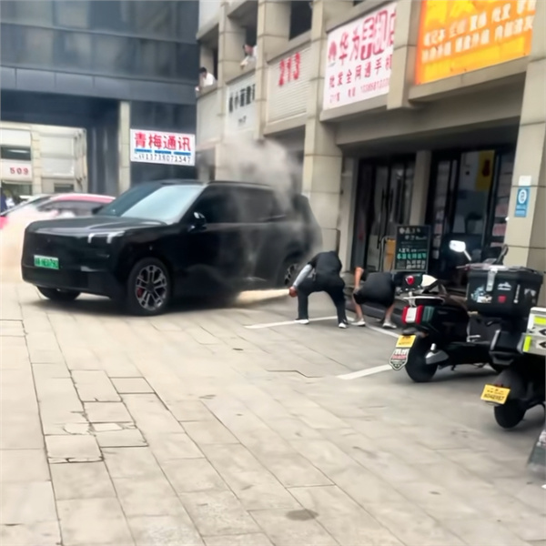 【领克回应网传车辆起火自燃又一车企回应车辆起火事故】近日,网络流传杭