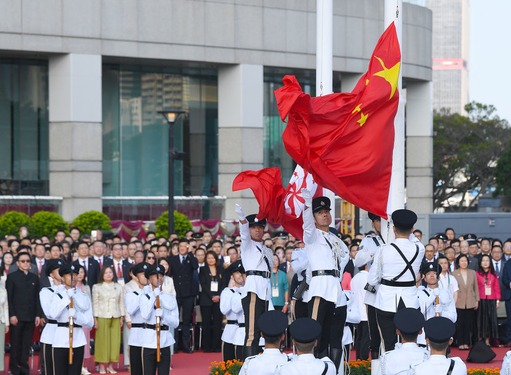 10月1日上午，香港特区政府举行升旗仪式和国庆酒会，庆祝中华人民共和国成立77周年。新华社记者 陈铎 摄
