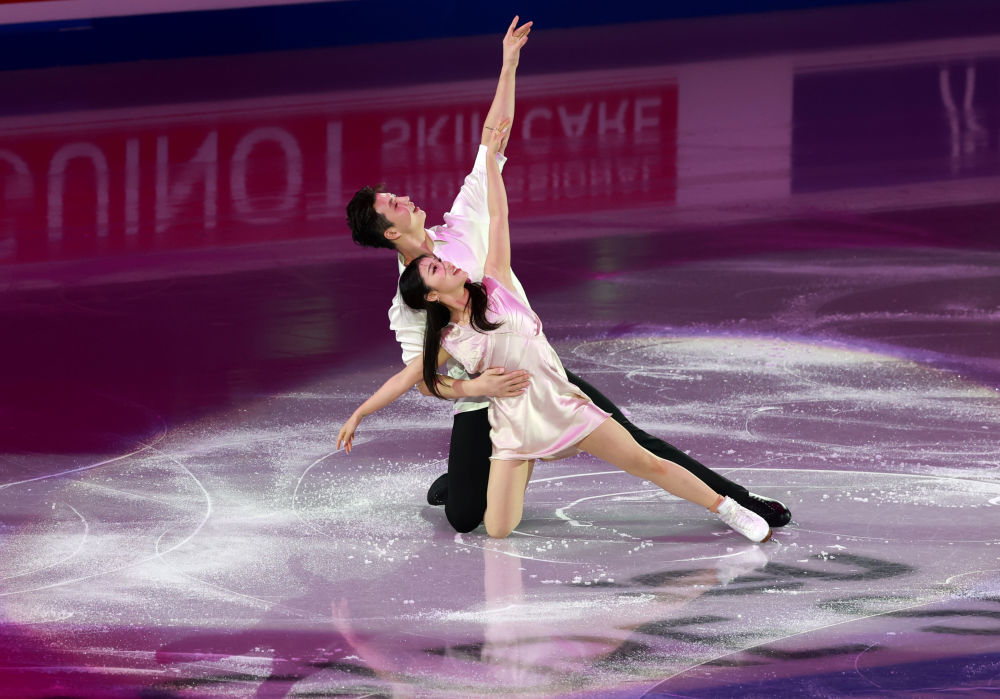 1月25日，中国组合王诗玥/柳鑫宇（后）在北京举行的2026年国际滑联四大洲花样滑冰锦标赛表演滑中。新华社记者 张晨霖 摄