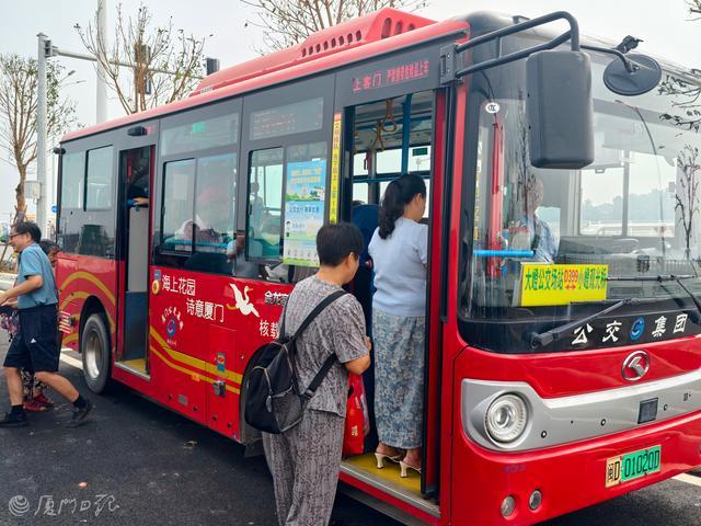 小嶝岛居民搭上D399路公交出行。