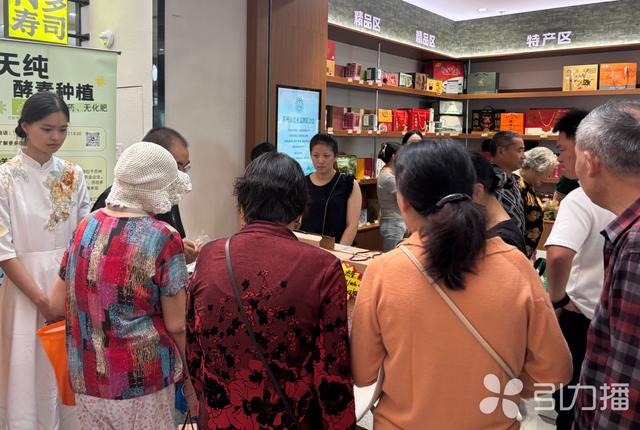 市民进店选购,排队结账。