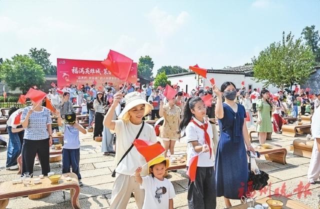 在梁厝特色历史文化街区，百组亲子家庭齐声合唱《今天是你的生日，中国》。