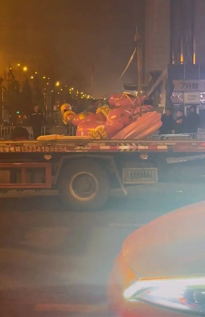 倒立骏马雕塑被连夜拆除。视频截图