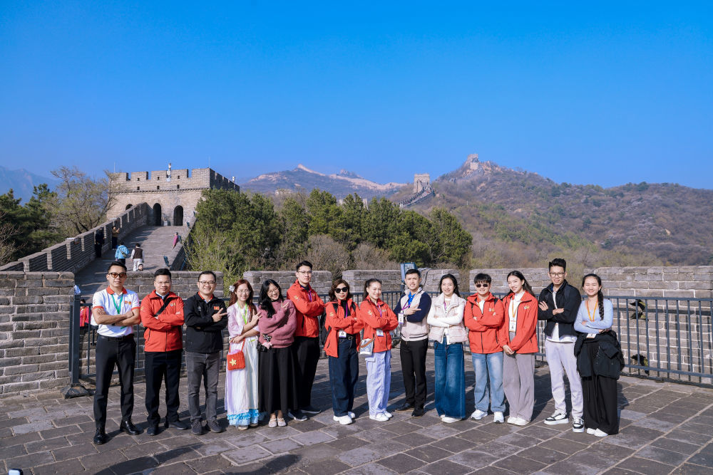 ↑ 4月14日，中越青年在北京参观八达岭长城。