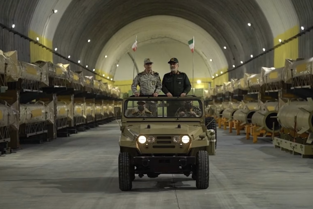 ▲去年，伊朗军方官员出席了一处地下设施的揭幕仪式，该设施存放着数百枚导弹。（图源：外媒）