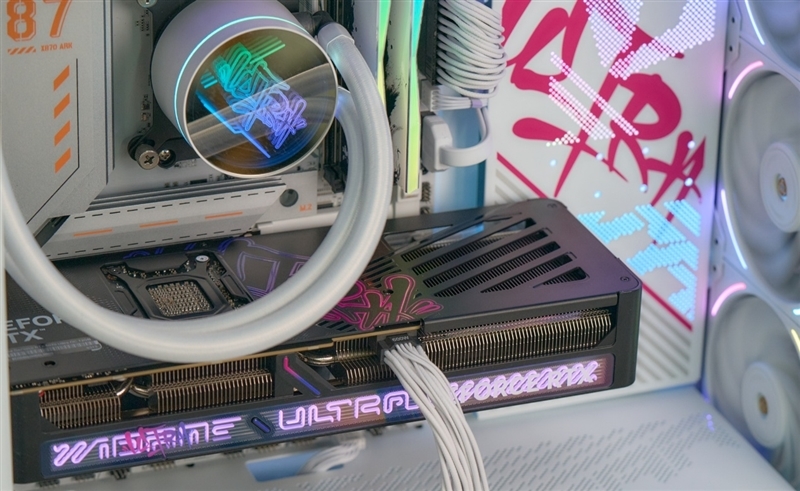 显卡界的嘻哈涂鸦!七彩虹iGame RTX 5070 Ultra OC评测:同价位颜值与散热双天花板