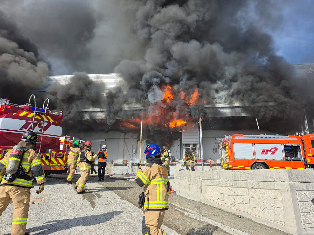 消防部门正在进行灭火和搜救工作 图源:韩媒报道配图