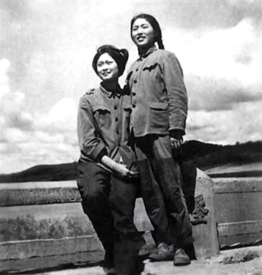 敬一丹(左)