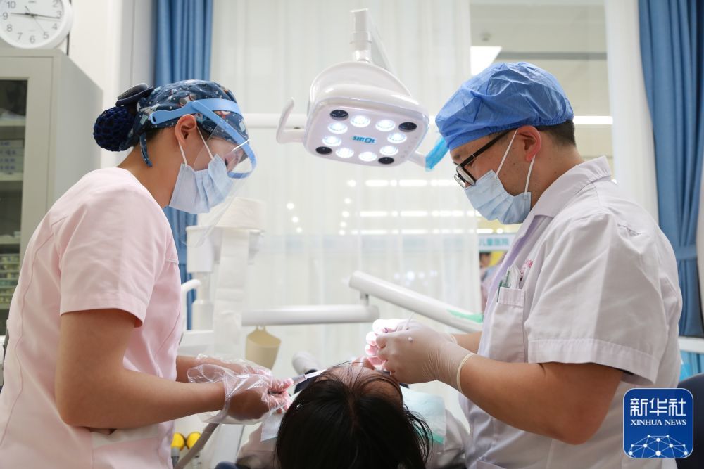 ↑ 5月2日，在位于云南省蒙自市的红河州妇幼保健院，口腔科医护人员为青少年治疗牙齿。新华社发（薛莹莹 摄）