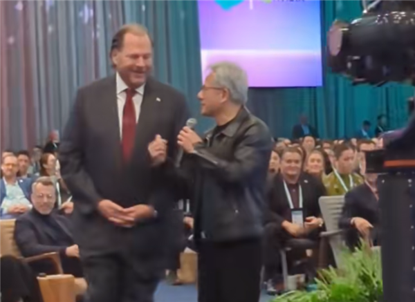 黄仁勋大会现场拿身高自嘲:长得高没必要 坐飞机没我舒服