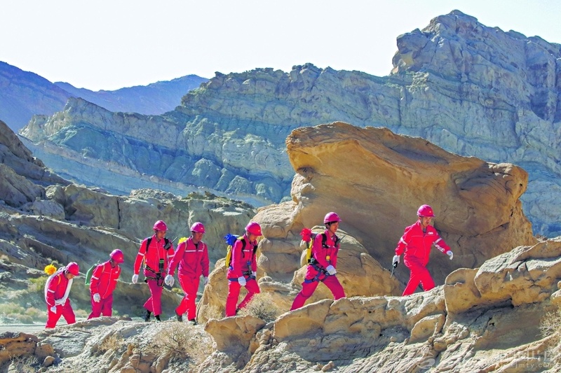4月21日，吐西三维地震采集项目测量人员在山地探寻测量点位，目前测量检波点1.8万个，总任务已完成过半。