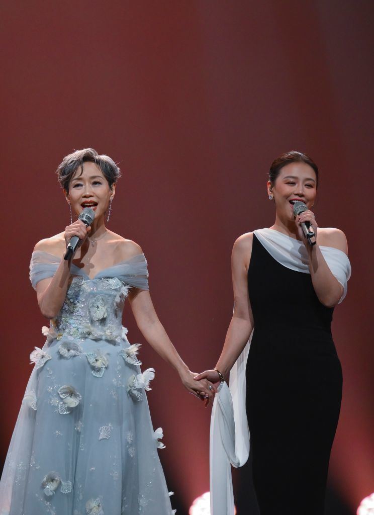 9月20日,叶童(左)、马思纯在升明月”2026大湾区电影音乐晚会上演唱歌曲《牵手》。新华社记者 陈铎 摄