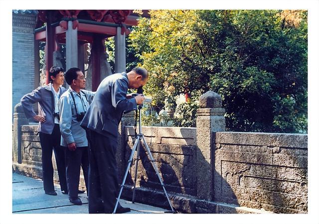 1986年,时任新华社副社长、中摄协主席石少华(右)与梁祖德(中)、杨耀桐(左)在佛山祖庙创作。华芳影像艺术空间供图