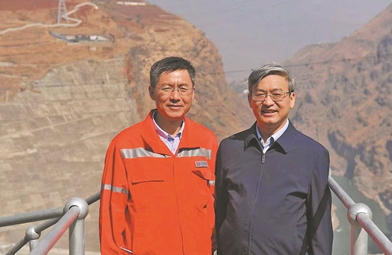 胡亚安(右)和白鹤滩水电站设计总工程师徐建荣坝顶合影