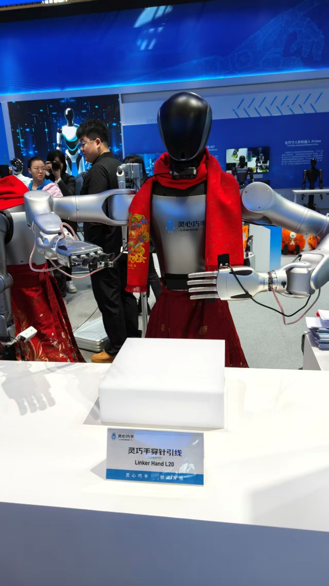 正在“穿针引线”的人形机器人
