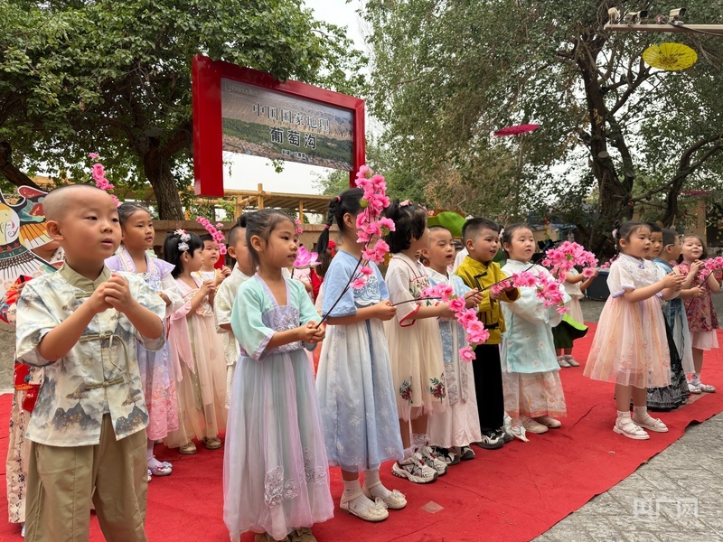 孩子们表演二十四节气主题节目 （央广网记者 丁安 摄）