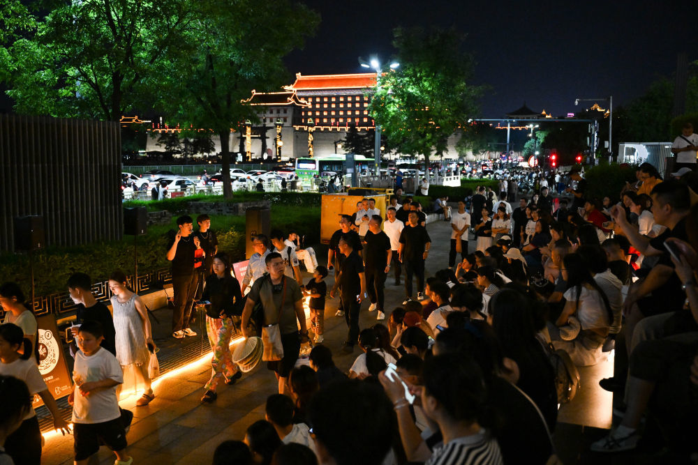 游客在西安城墙永宁门附近游览。新华社记者 邹竞一 摄