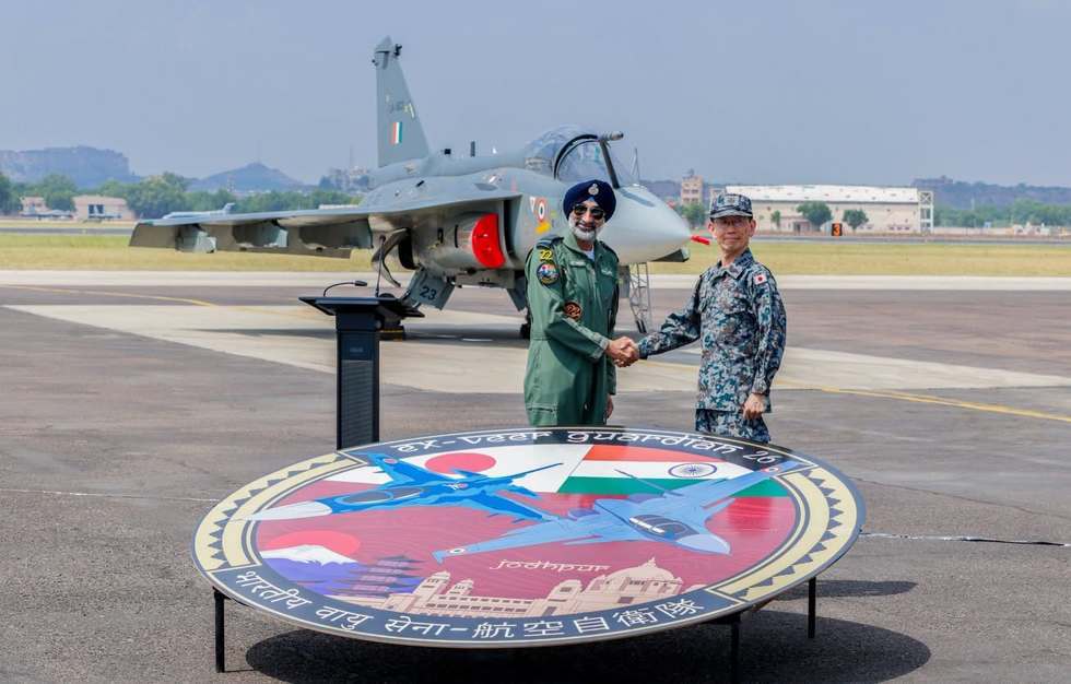 印度空军参谋长阿马尔·普里特·辛格(左)与日本航空幕僚长森田雄博(右)在“光辉”战机前合影