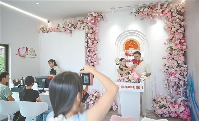 相伴一生 新人在同安区滨海浪漫线婚姻登记点领证。（本组图/本报记者 林铭鸿 摄）