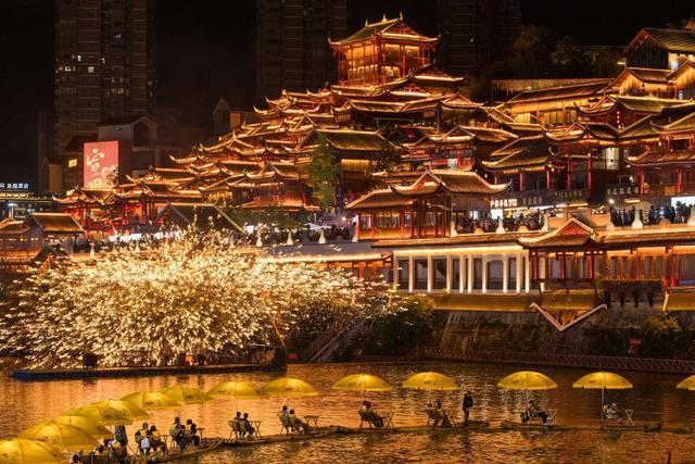 10月3日,游客在湖北省恩施土家族苗族自治州宣恩县欣赏夜景。新华社发(陈绪开 摄)