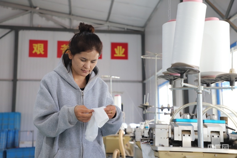 美丽开·塞米在家庭工坊担任管理员 (央广网记者 丁安 摄)