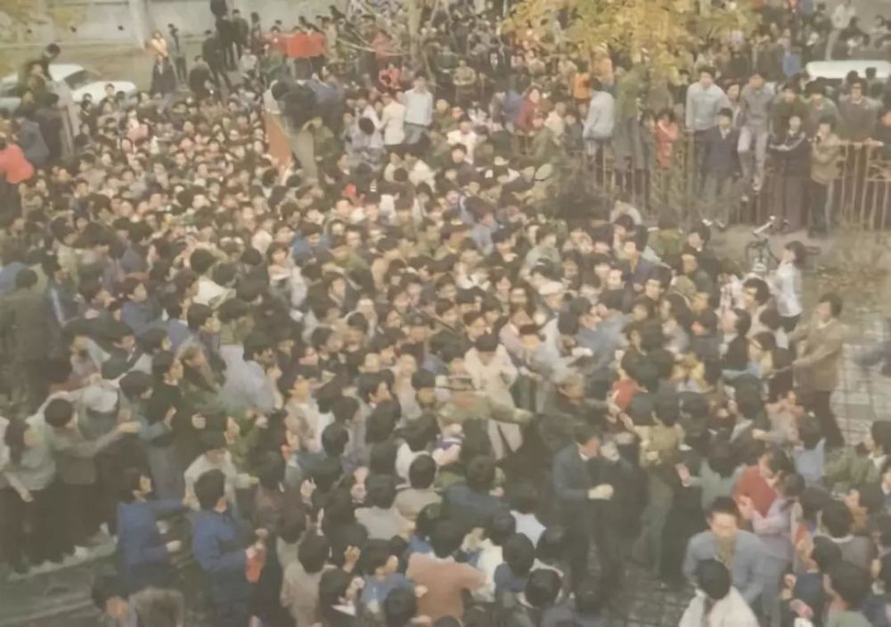 20世纪80年代,聂卫平出现在校园里的场景。新华社资料图片