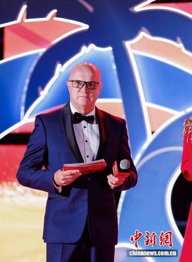 2025年4月16日，史蒂文在2025年陵水全球招商大会担任主持。　(受访者 供图)