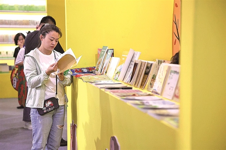 观展者在现场阅读书籍。 新华社发