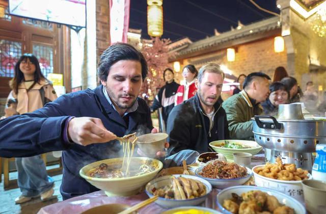 (外国友人品尝襄阳牛肉面。杨东 摄)