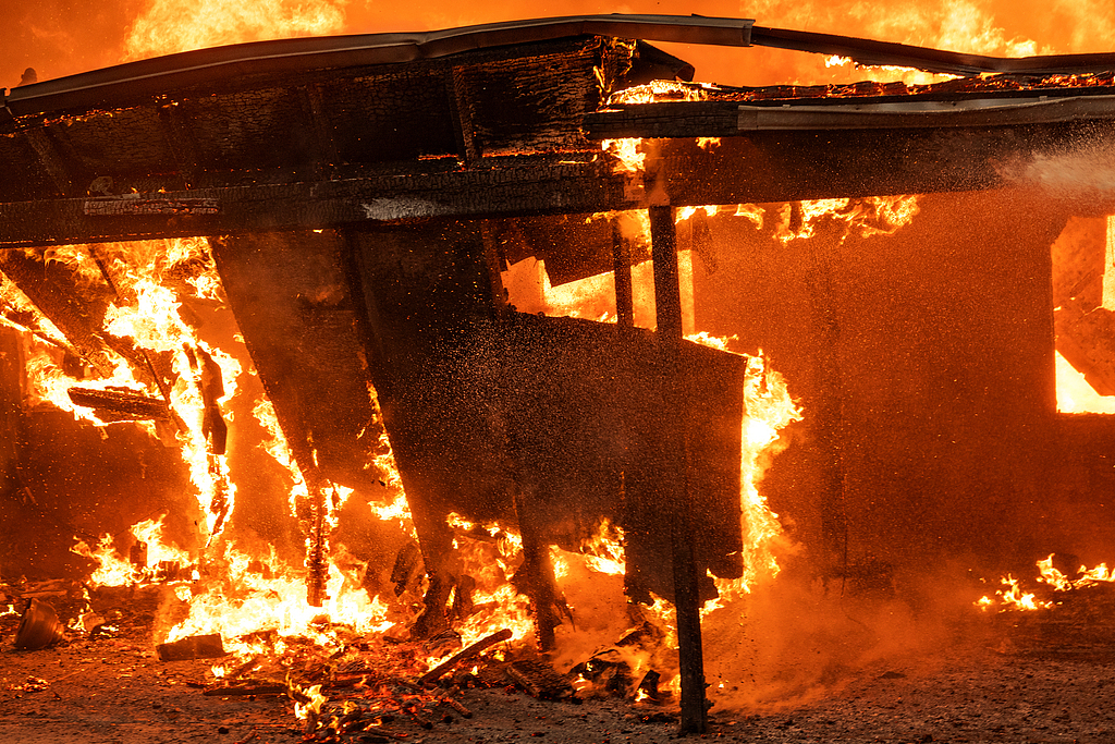 2025年1月8日,美国加州山火蔓延,多处火情完全失控。(视觉中国)