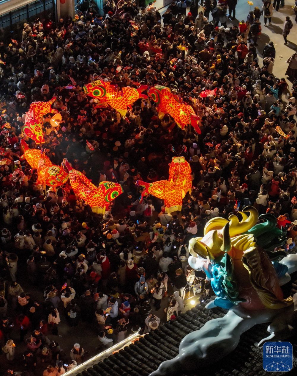 2月7日,瞻淇村鱼灯队在村中表演(无人机照片)。