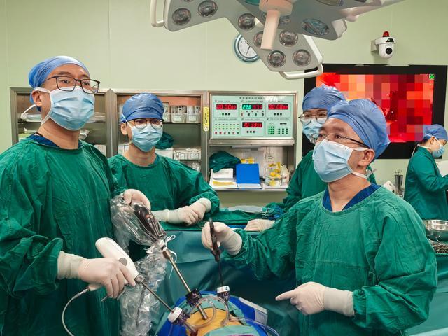 弟弟腹腔镜供肾获取手术中。