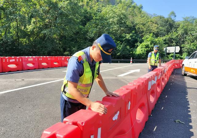 云梧高速路政人员在石牙山隧道潮汐分流路段摆放水马