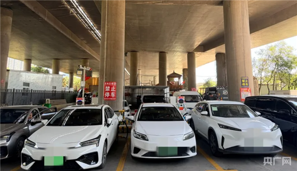 1个电桩上8个码 充电堪比开盲盒！央广网曝光充电桩扫码乱象