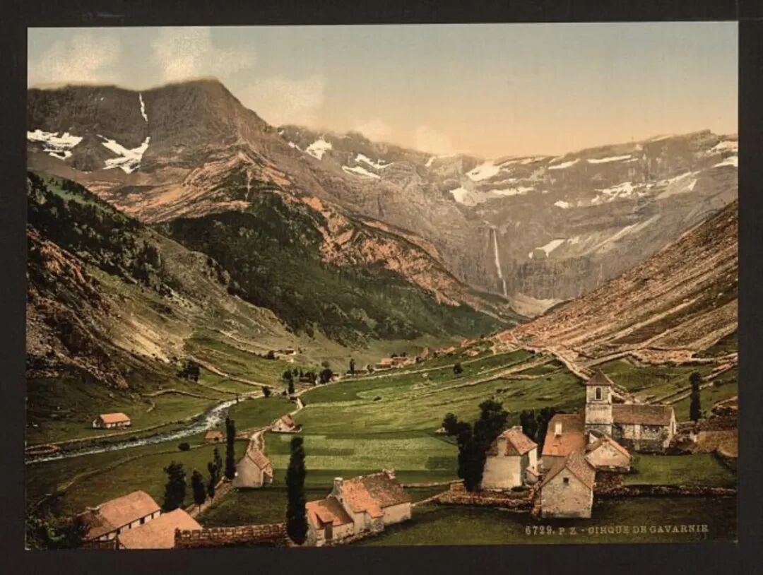 庇里牛斯山脉是欧洲西南部最大山脉,横亘法国与西班牙之间,绵延四百余公里,是两国的天然分界。(摄于约1890—1900年,美国国会图书馆)