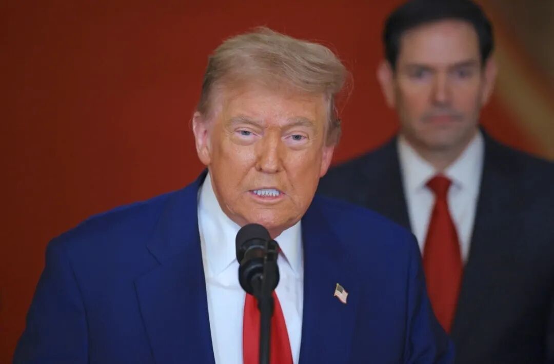 ◆2025年6月21日,特朗普在白宫就美军空袭伊朗核设施发表讲话,鲁比奥在旁聆听。