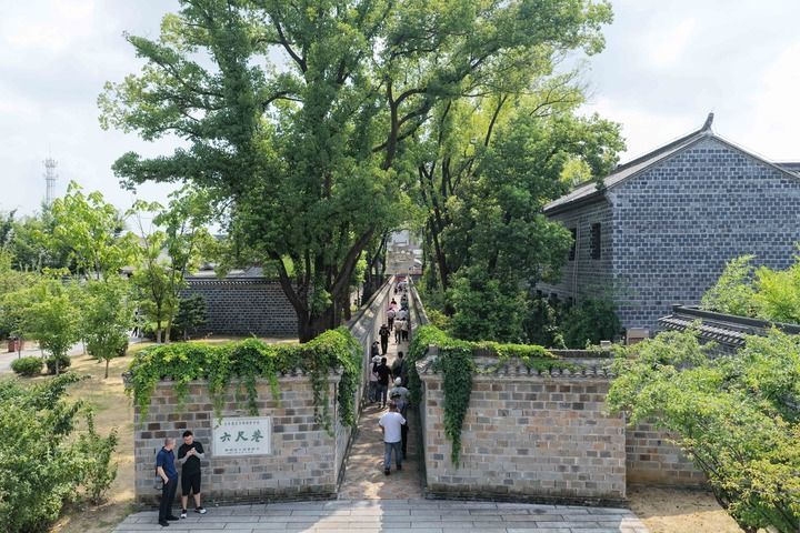 2026年8月7日，游客在安徽省安庆市桐城市六尺巷景区参观游览（无人机照片）。新华社发（程子涵 摄）