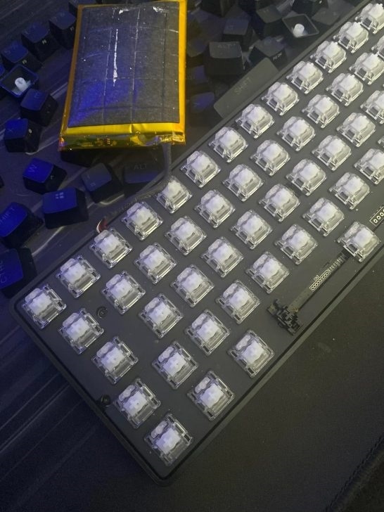 2300的无线键盘7X24小时插线导致电板饱读包：没电板没法用