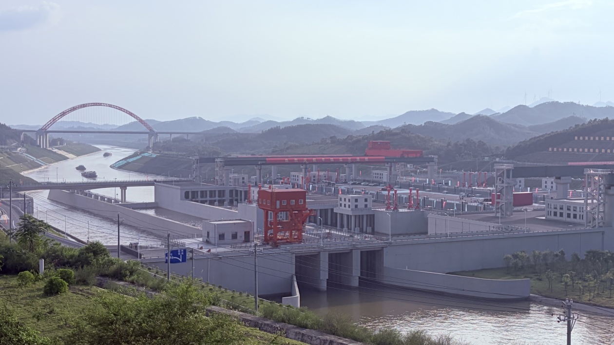平陆运河马道枢纽全景。运河航道内,三艘货轮正驶向远方。朱马烈/摄