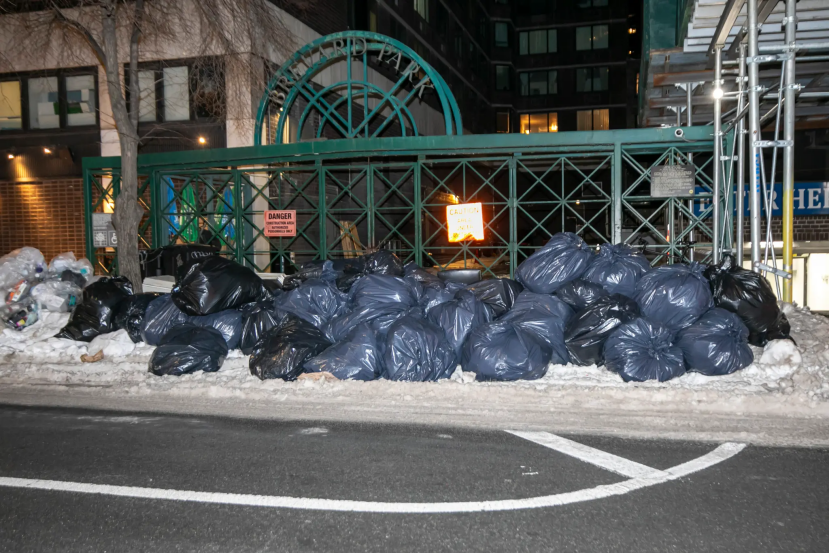 曼哈顿中城第三大道909号附近一条积雪的人行道上堆满了大量垃圾袋。图源:Nypost.com