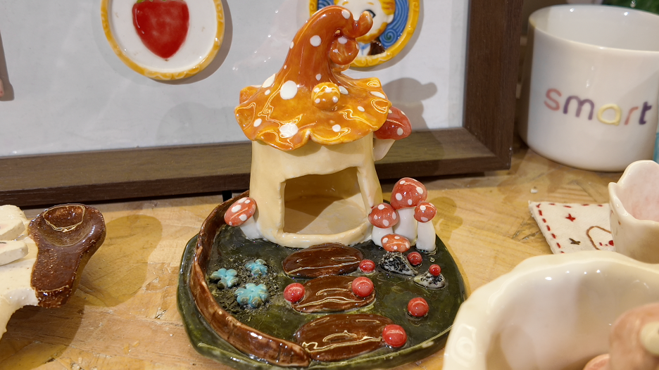 图为在太原市的一家手作店里，顾客做的陶瓷摆件。新华社记者王怡静 摄