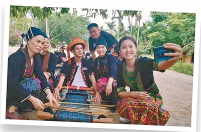 刘正曦在海南省儋州市体验黎族文化。　　受访者供图