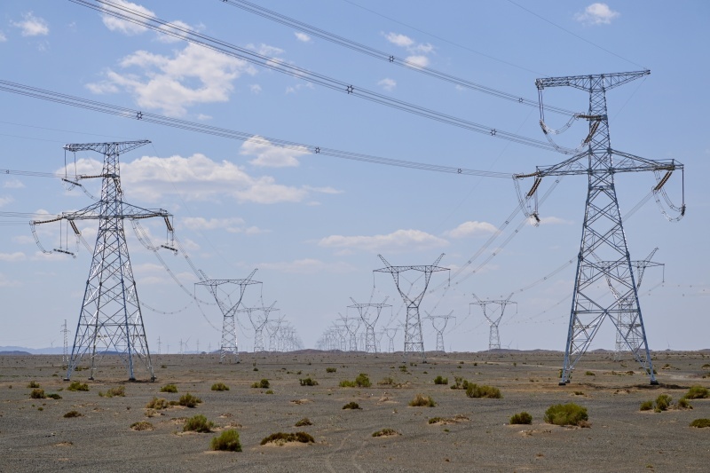 哈密—重庆±800千伏特高压直流输电工程配套线路(2025年6月10日摄,无人机照片)。新华社记者 丁磊 摄