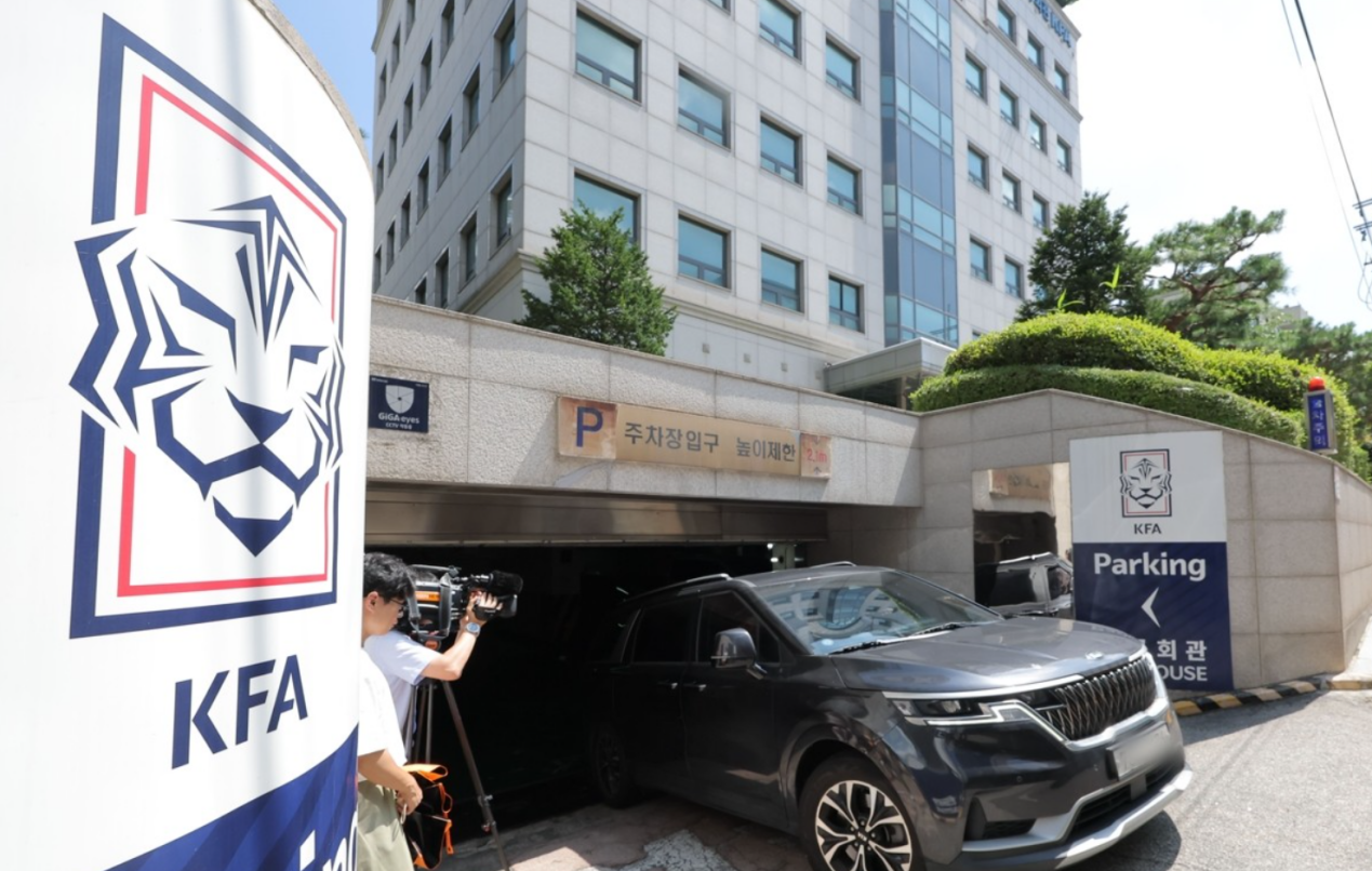 8月6日，在首尔钟路区，首尔警察厅广域搜查团金融犯罪调查队对韩足协展开搜查取证。图源：韩媒