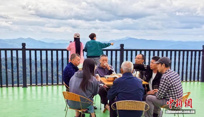 4月21日，游客在福建南平顺昌县高阳乡大富村民宿阳台闲坐饮茶或观景。(高阳乡政府供图)