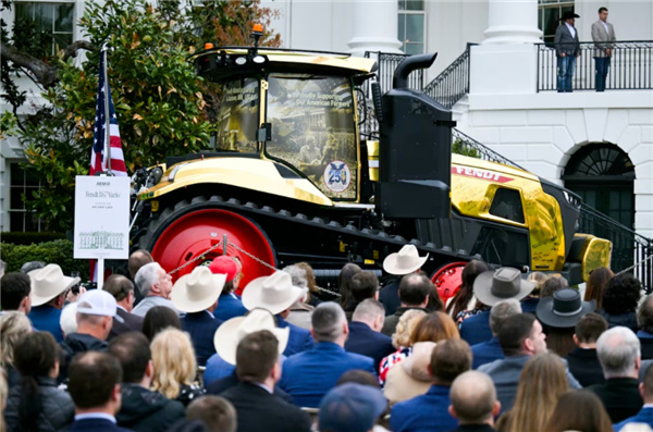 全场焦点跑偏!金色拖拉机亮相白宫 特朗普两度中断讲话夸赞