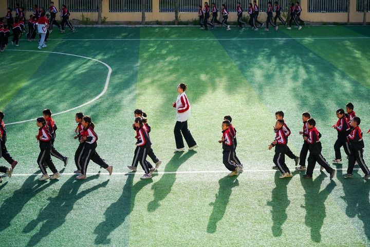 在新疆阿图什市哈拉峻乡谢依特小学，支教教师带领学生晨跑（2025年4月24日摄）。新华社记者 徐宏岩 摄