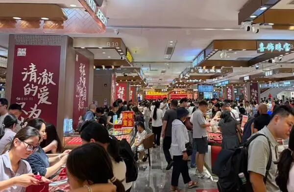 消费者在深圳水贝市场选购黄金饰品。受访者供图