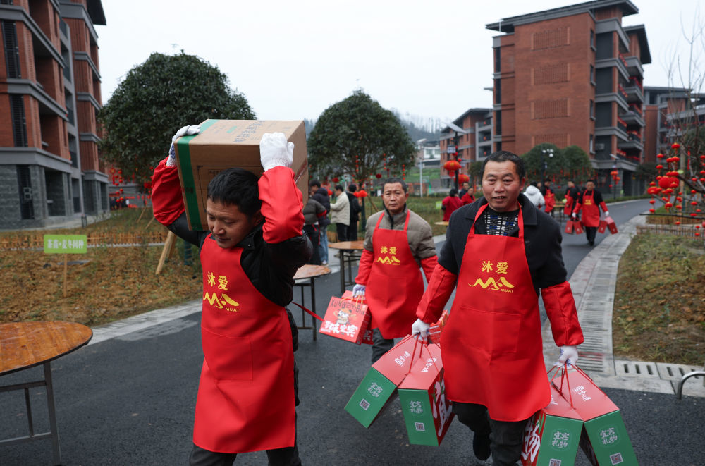 1月31日，在四川宜宾筠连县沐爱镇金坪村避险搬迁安置小区，领上免费家具的受灾群众喜迁新居。新华社记者 江宏景 摄